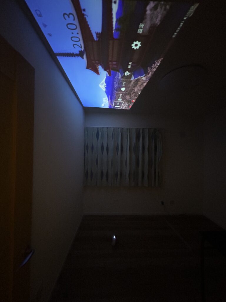 Adgetプロジェクターで天井にホーム画面を投影