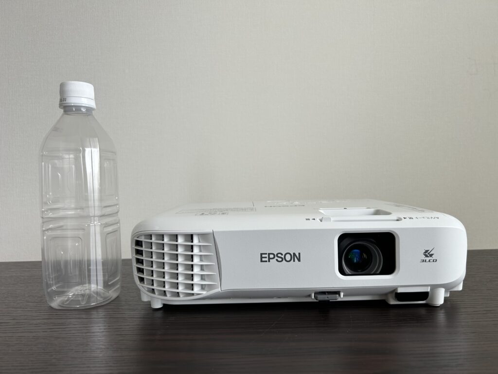 EPSON EB-W06とペットボトル