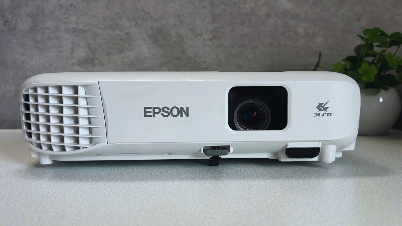 一番お手頃なエントリーモデル】EPSON EB-E01を徹底レビュー【昼でも使える明るさ】
