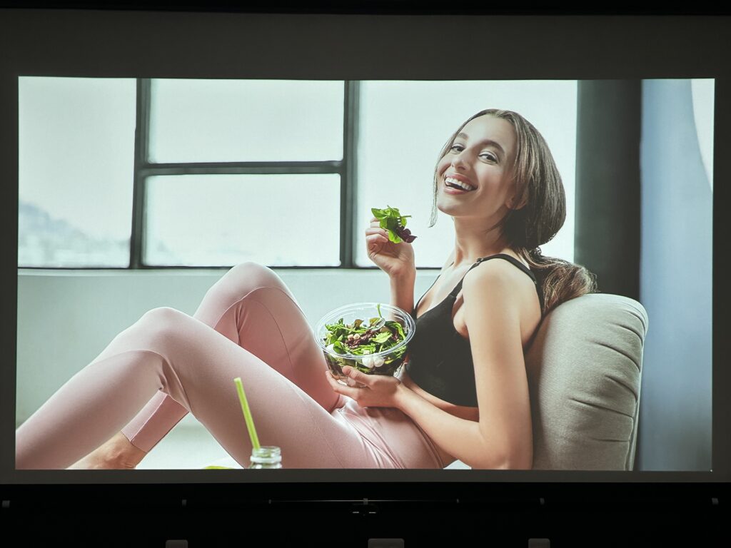 Freedoとても明るい部屋の映像