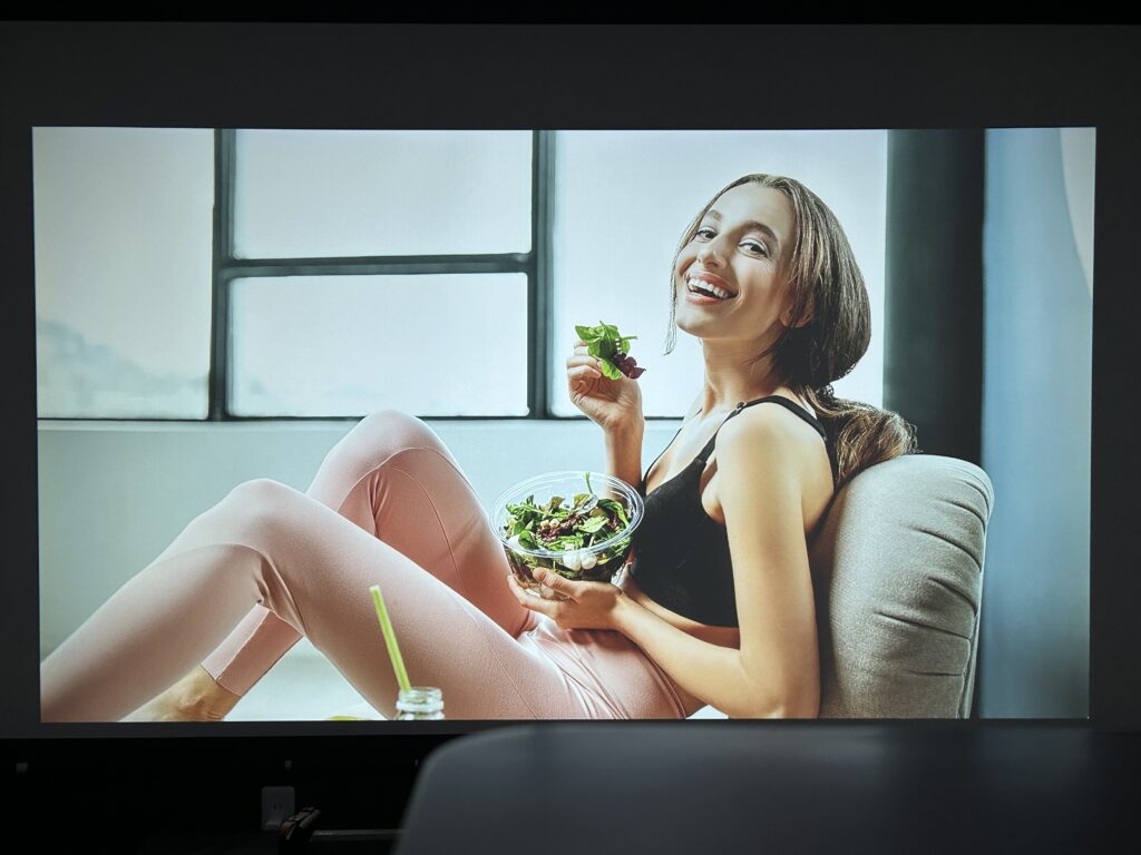 X9少し明るい部屋の映像