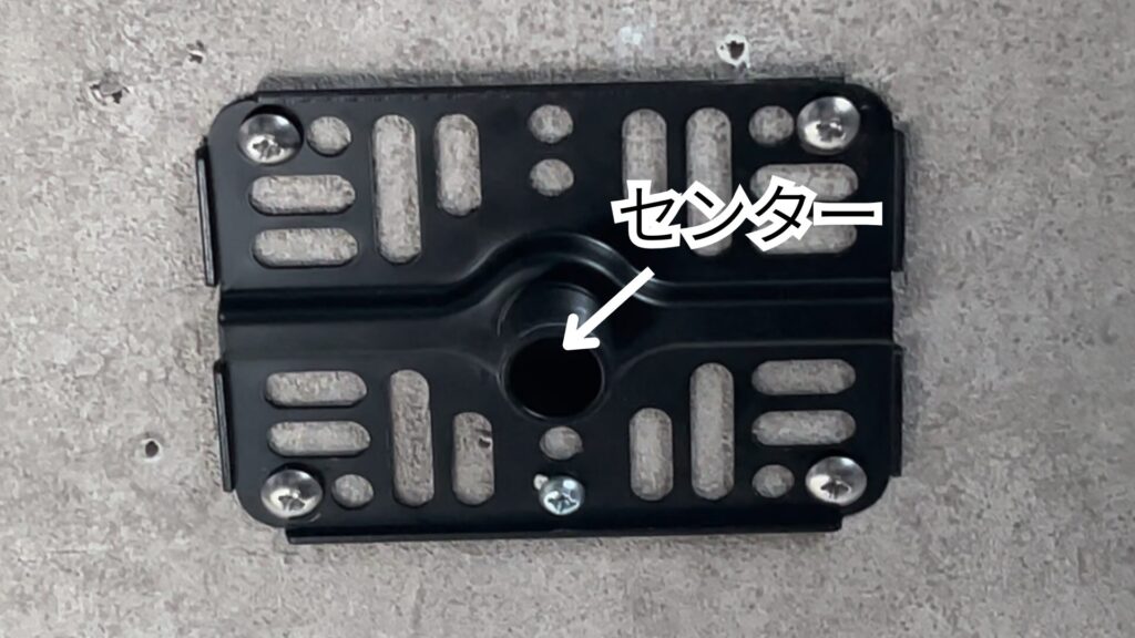 金具をネジで天井に固定
