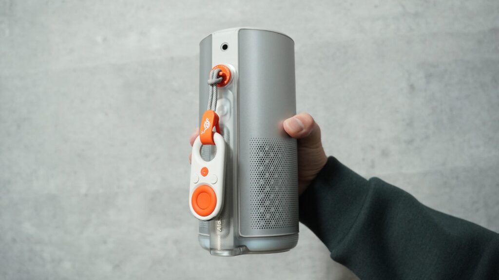 本体を手に持つ