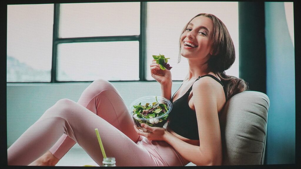 少し明るい部屋での映像