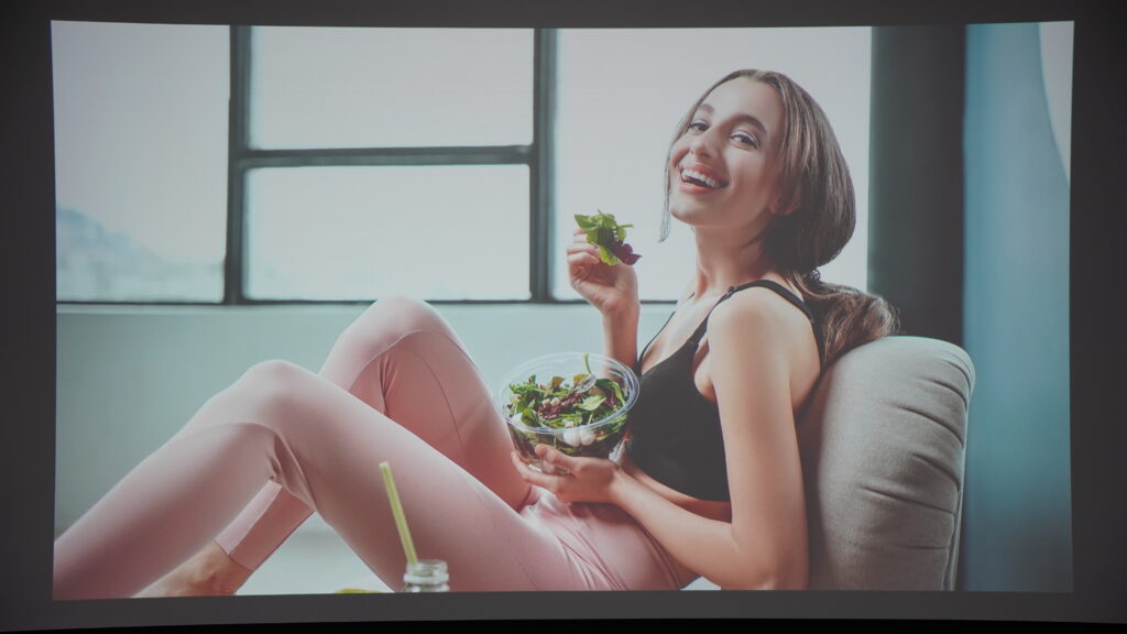 LS12000明るい部屋の映像