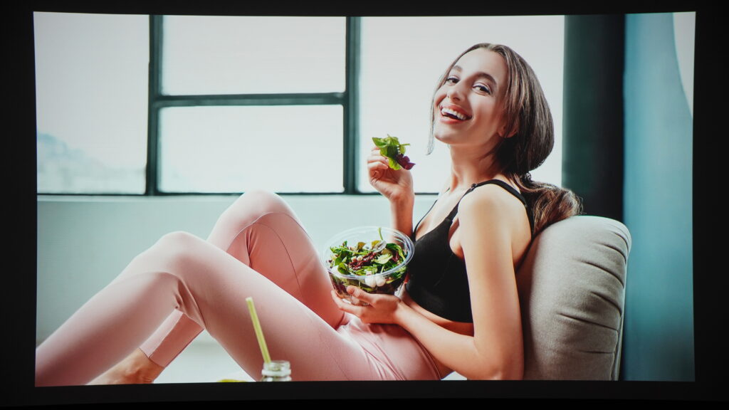 LS12000少し明るい部屋の映像