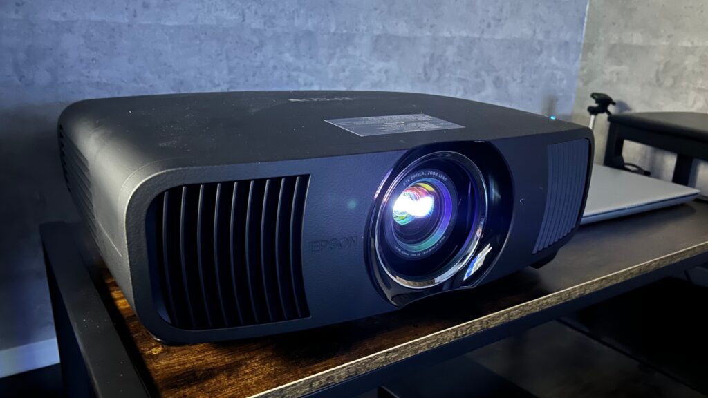 LS12000で映像を映す