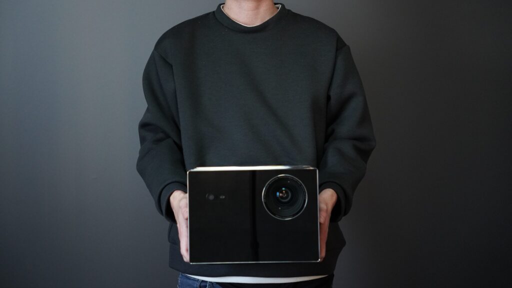 VisionMaster Maxを手に持つ