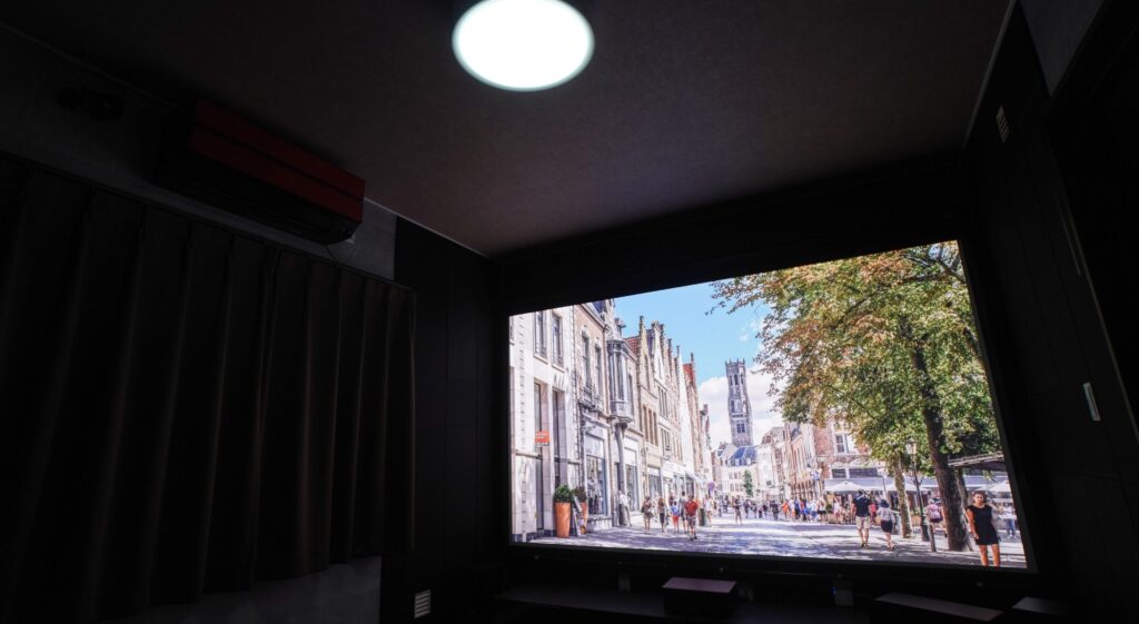 N3 Ultimateライトをつけて映像を楽しむ