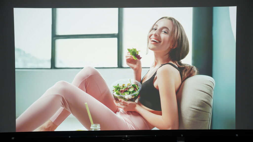 TITAN明るい部屋の映像