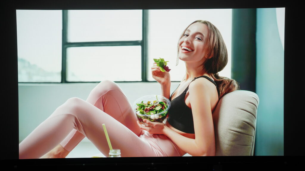 TITAN少し明るい部屋の映像