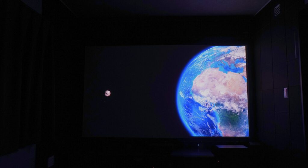 暗いシーンの映像