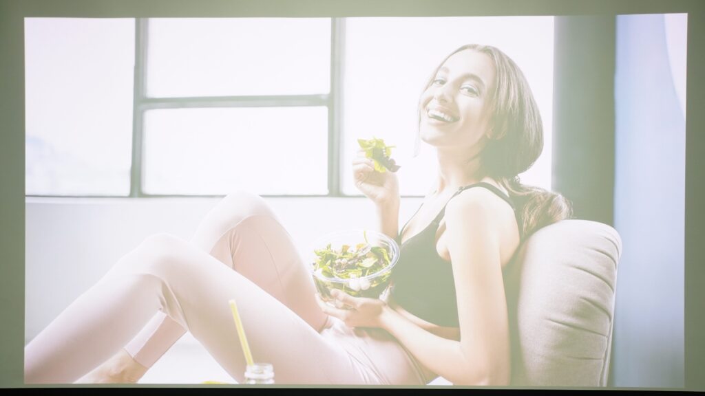 明るい部屋の映像
