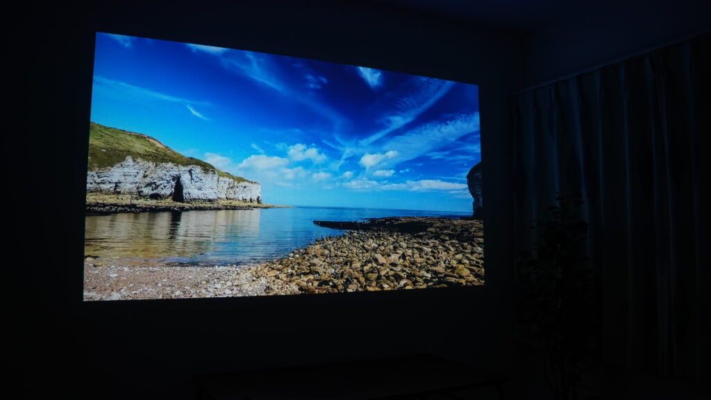 壁80インチ暗室の映像